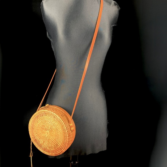 New wTags Rattan Handwoven Round Crossbody Purse Natural Straw Leather Strap - Picture 1 of 15